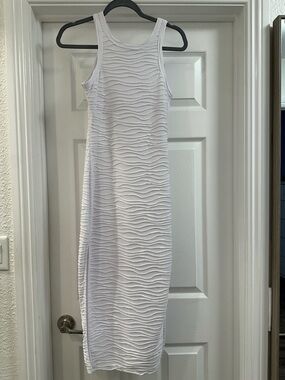 Sleeveless White Wave-Texture Midi Dress